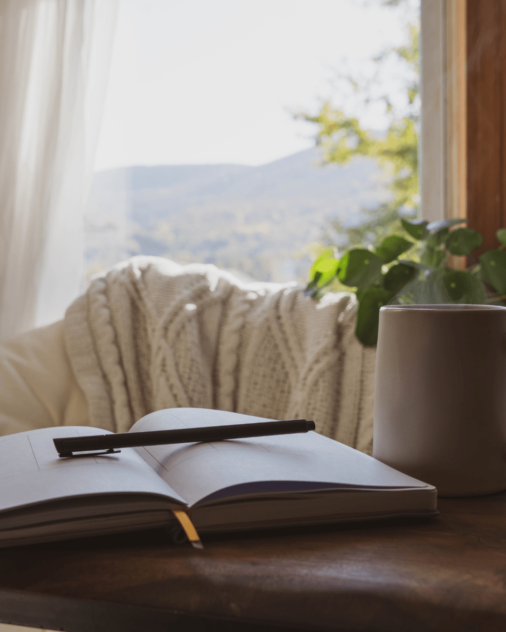 How to Start a Journal When You’re a Busy Mom (Simple & Realistic Guide)